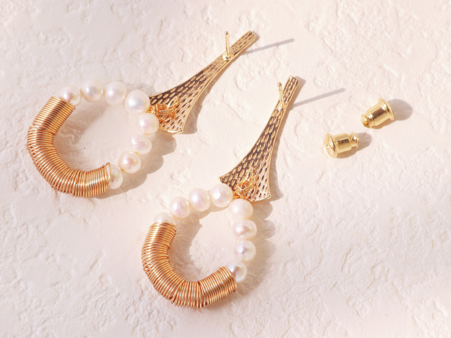 Modern Hammered Trumpet Pearl Earrings – Gold Coiled Wire Baroque Drops