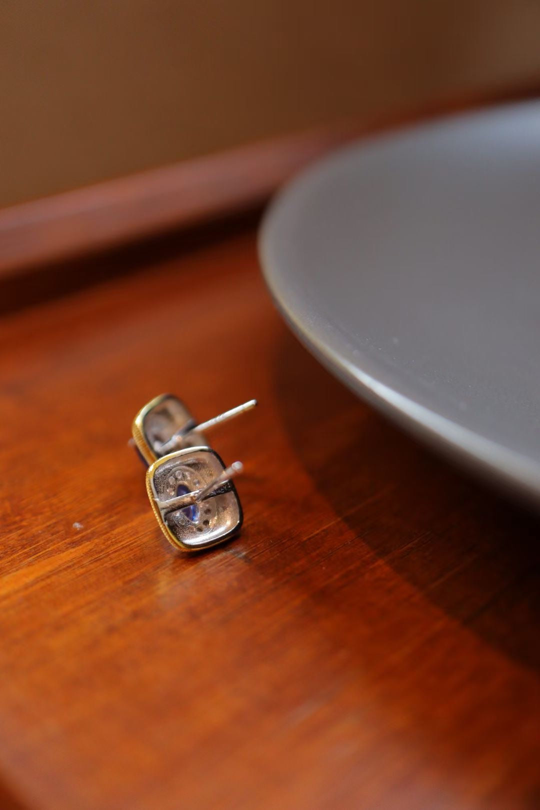 Vintage natural sapphire stud earrings / openwork carved texture earrings