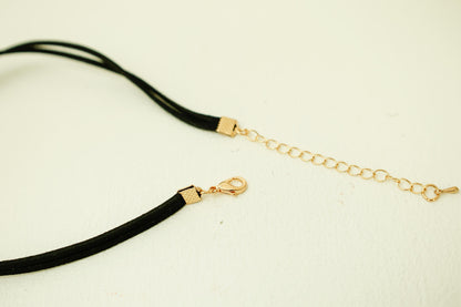 Freshwater Pearl Bow Choker - Crafted with Brass