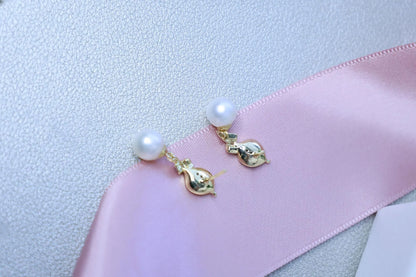 Gold Calla Lily Earrings - Crafted with freshwater pearl, natural