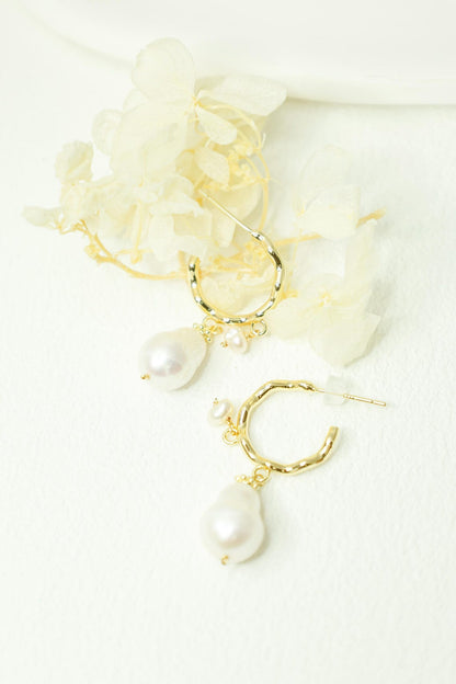 Minimalist Baroque Pearl Lever-back Hoops