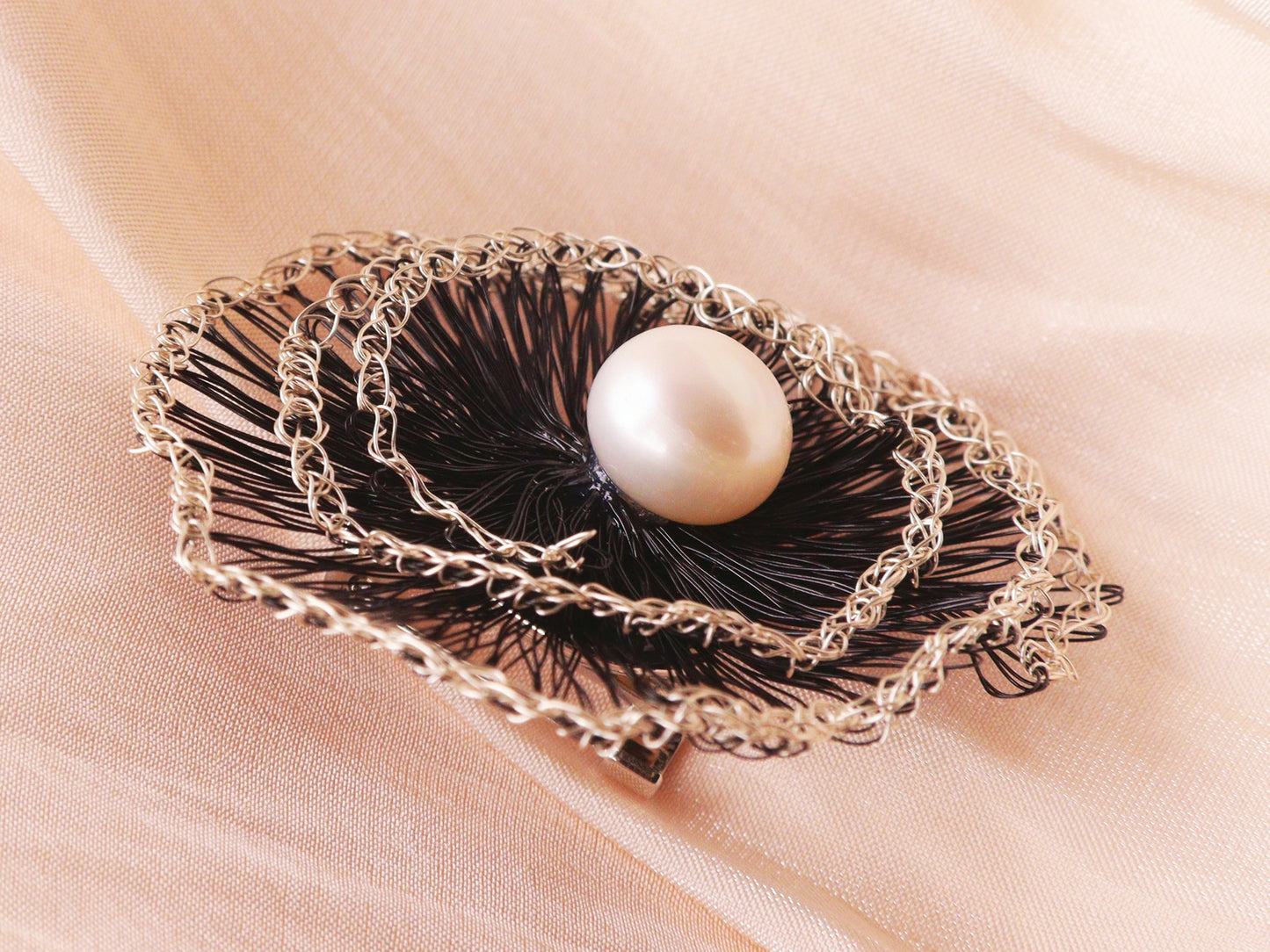 2-in-1 Pearl Brooch & Black Agate Necklace – Detachable Wire Crochet Jewelry