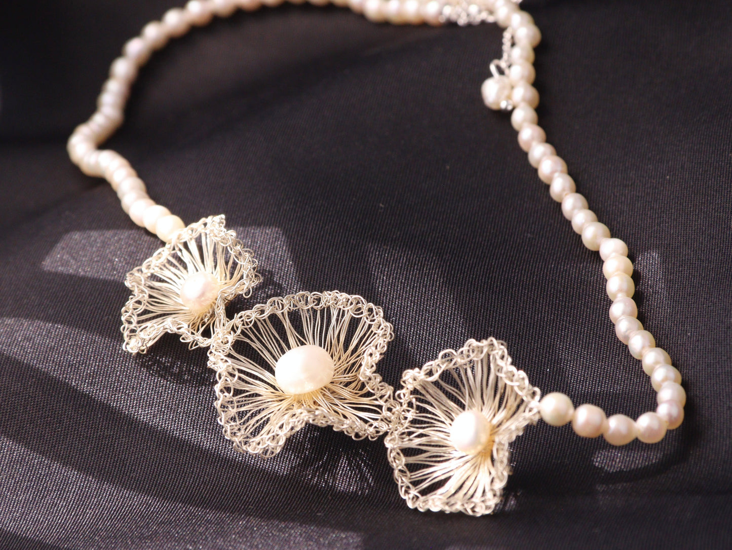 Woven Three-Flower Pearl Choker – Hand-crafted Bridal Wedding Necklace (40cm)
