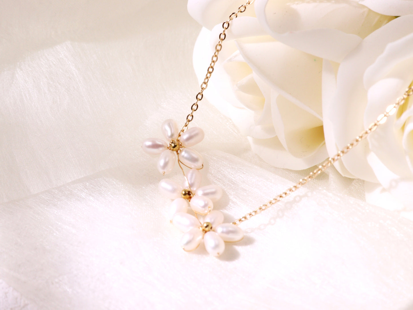 Three-Blossom Pearl Flower Necklace – Elegant Gold Bridal Wedding Jewelry