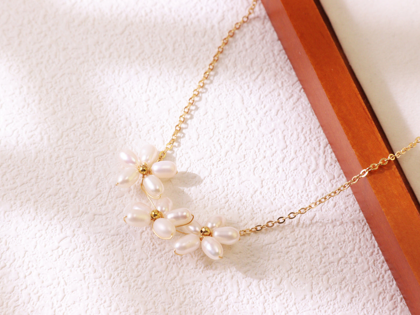 Three-Blossom Pearl Flower Necklace – Elegant Gold Bridal Wedding Jewelry