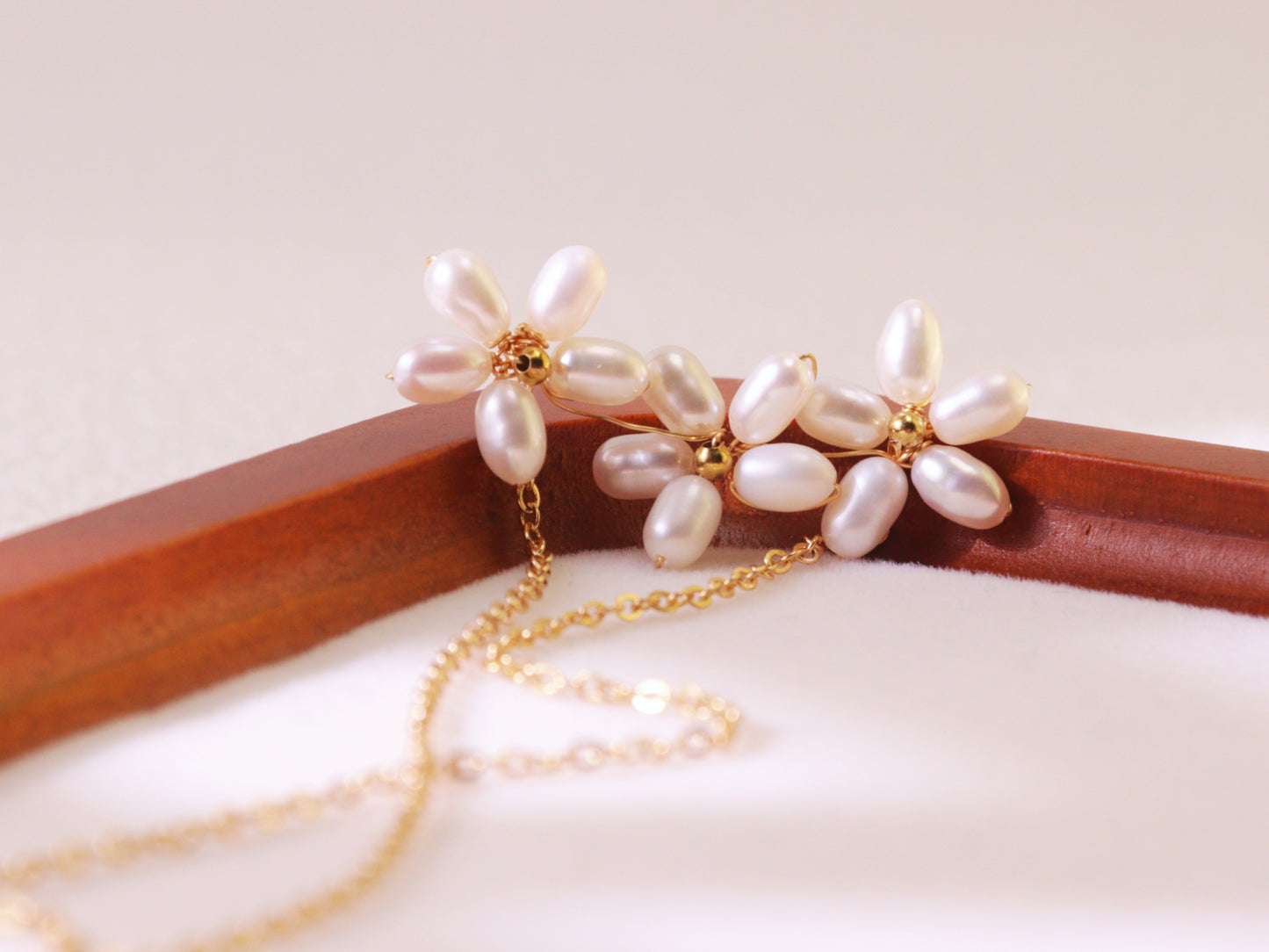 Three-Blossom Pearl Flower Necklace – Elegant Gold Bridal Wedding Jewelry