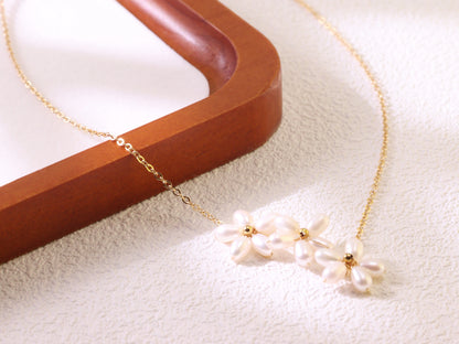 Three-Blossom Pearl Flower Necklace – Elegant Gold Bridal Wedding Jewelry