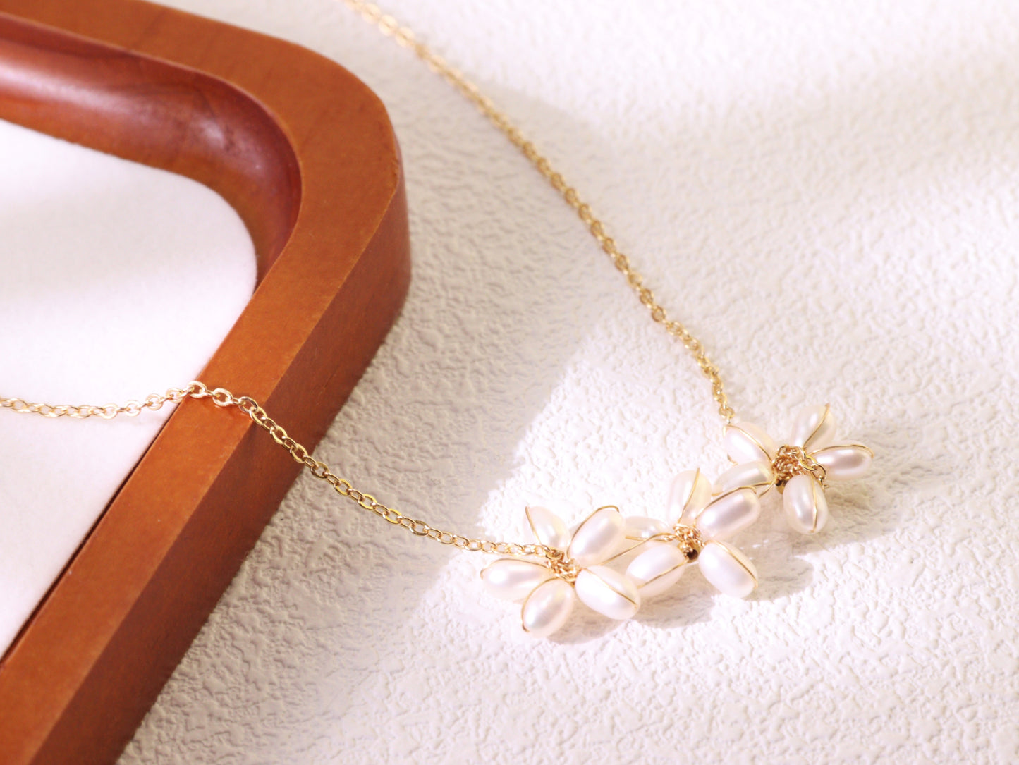 Three-Blossom Pearl Flower Necklace – Elegant Gold Bridal Wedding Jewelry
