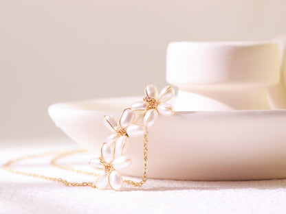 Three-Blossom Pearl Flower Necklace – Elegant Gold Bridal Wedding Jewelry