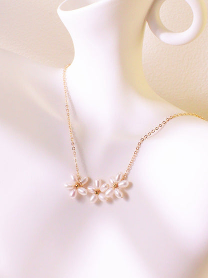 Three-Blossom Pearl Flower Necklace – Elegant Gold Bridal Wedding Jewelry