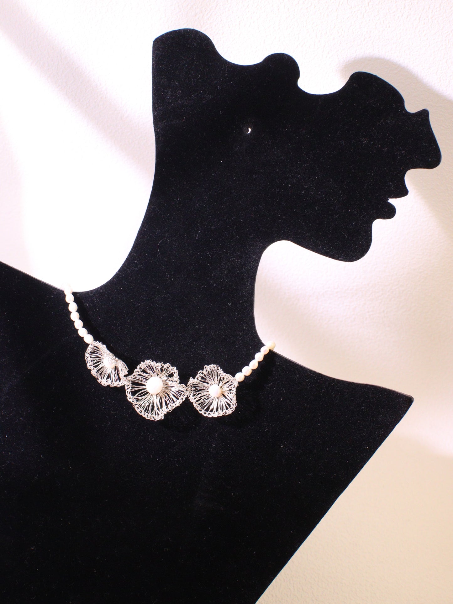Woven Three-Flower Pearl Choker – Hand-crafted Bridal Wedding Necklace (40cm)