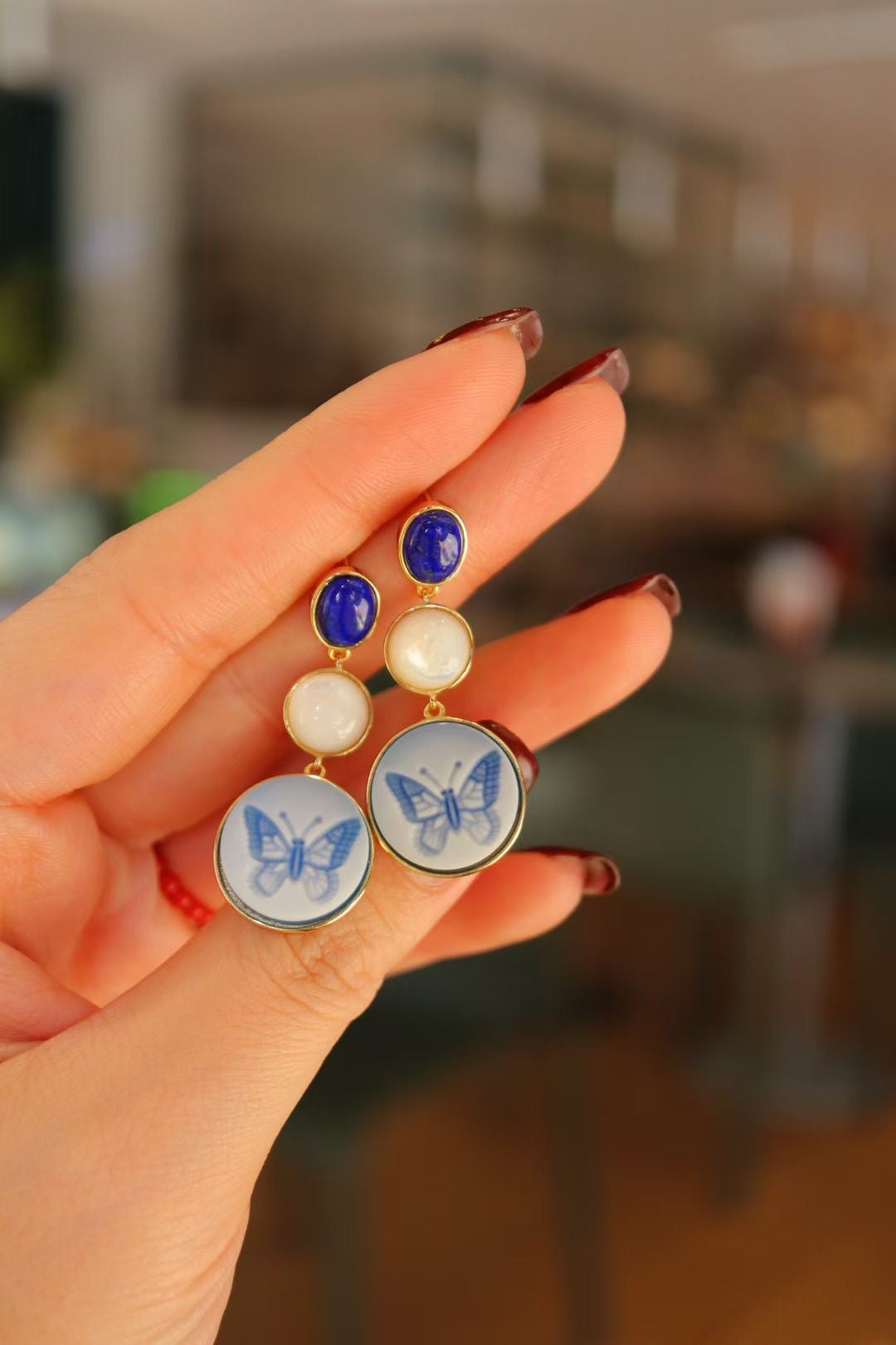 Vintage Cameo cameo drop earrings / natural lapis lazuli white shell earrings /