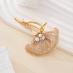 Botanical Wire Flower Pearl Brooch — wirework and pearl detail