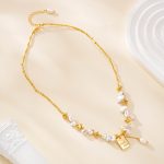 Full Good Luck necklace with baroque pearls on a gold-tone chain
