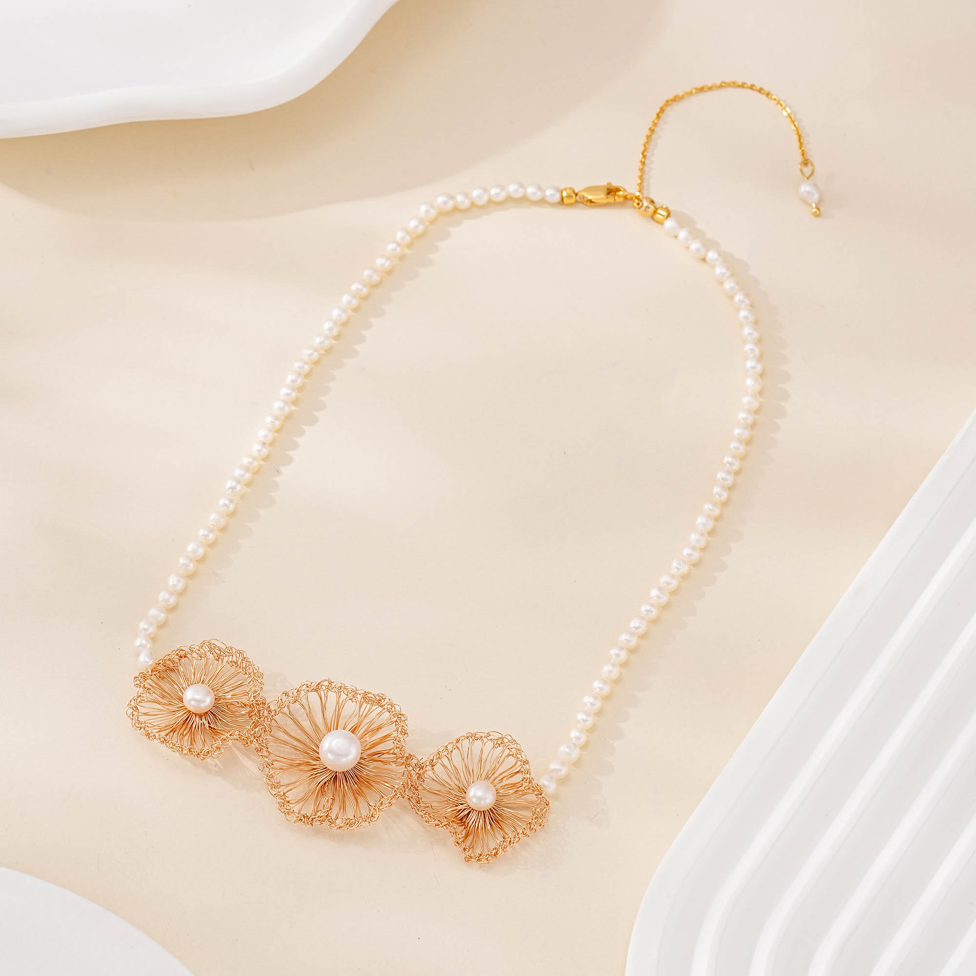 gold-finish three-flower pearl necklace