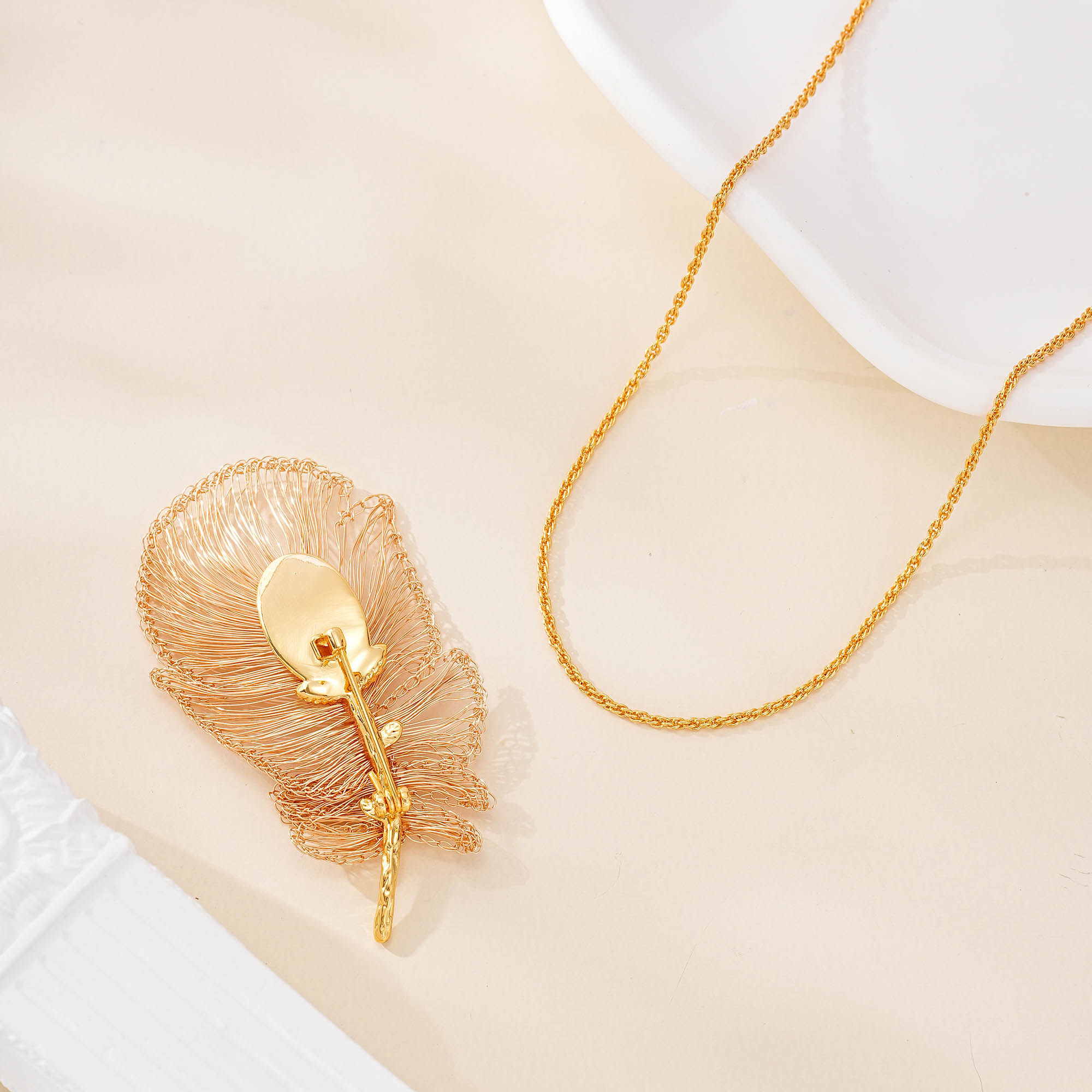 Wirework detail of Wire Feather Detachable Brooch Necklace