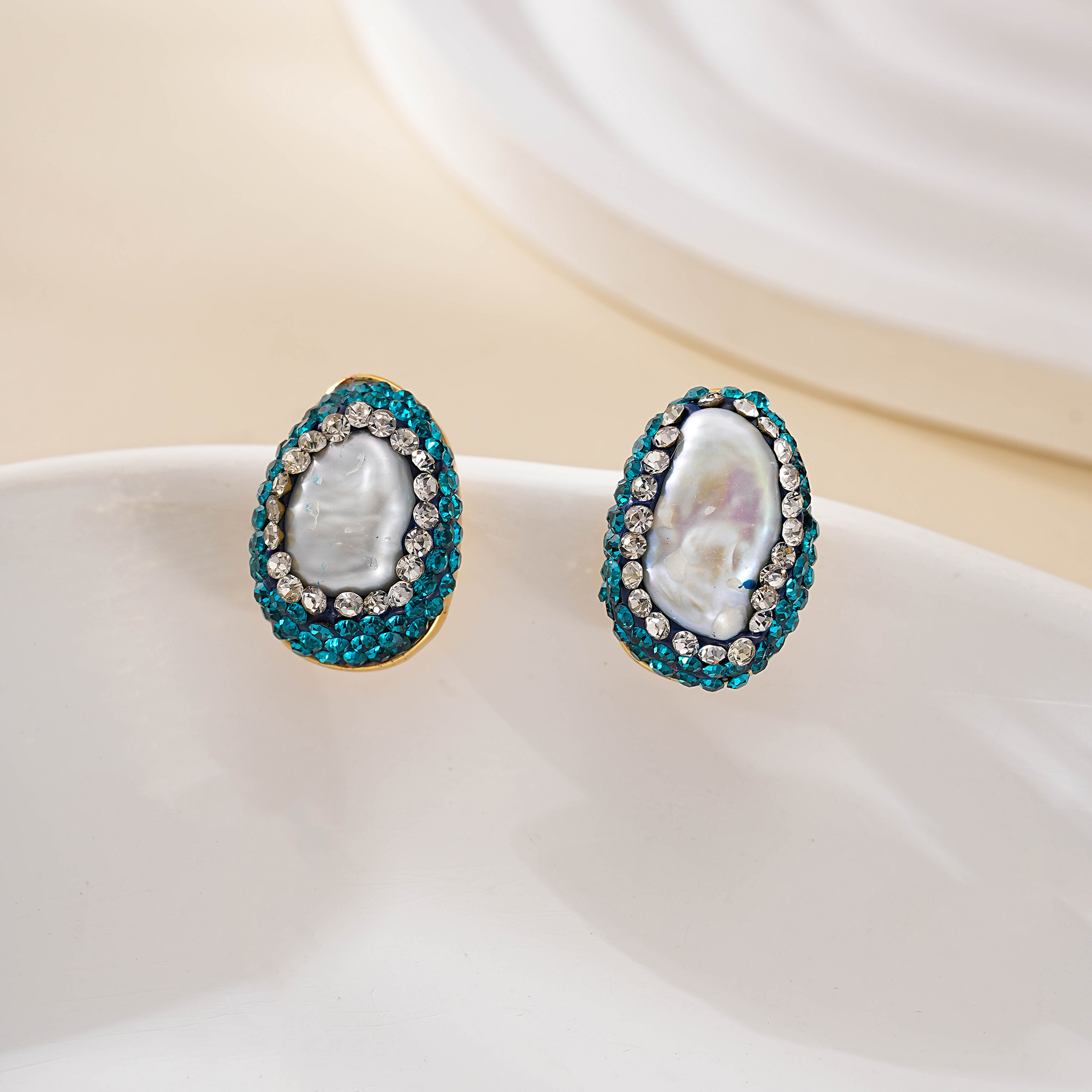 Silver-plated copper pearl studs with a two-tone sparkling border