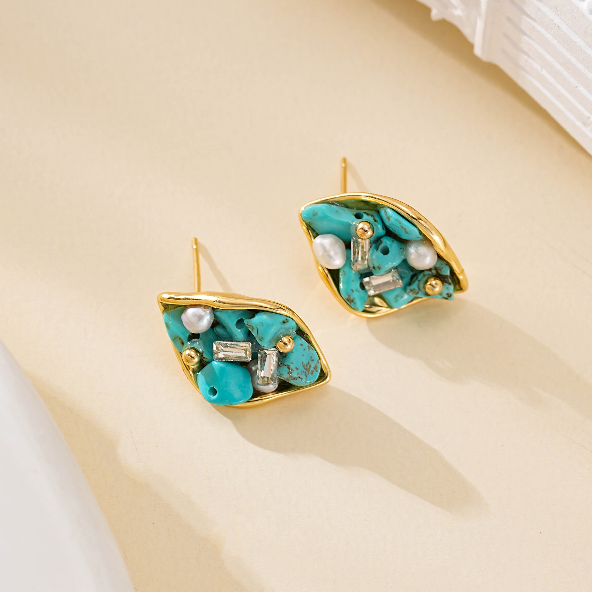 Leaf-shaped turquoise and freshwater pearl stud earrings