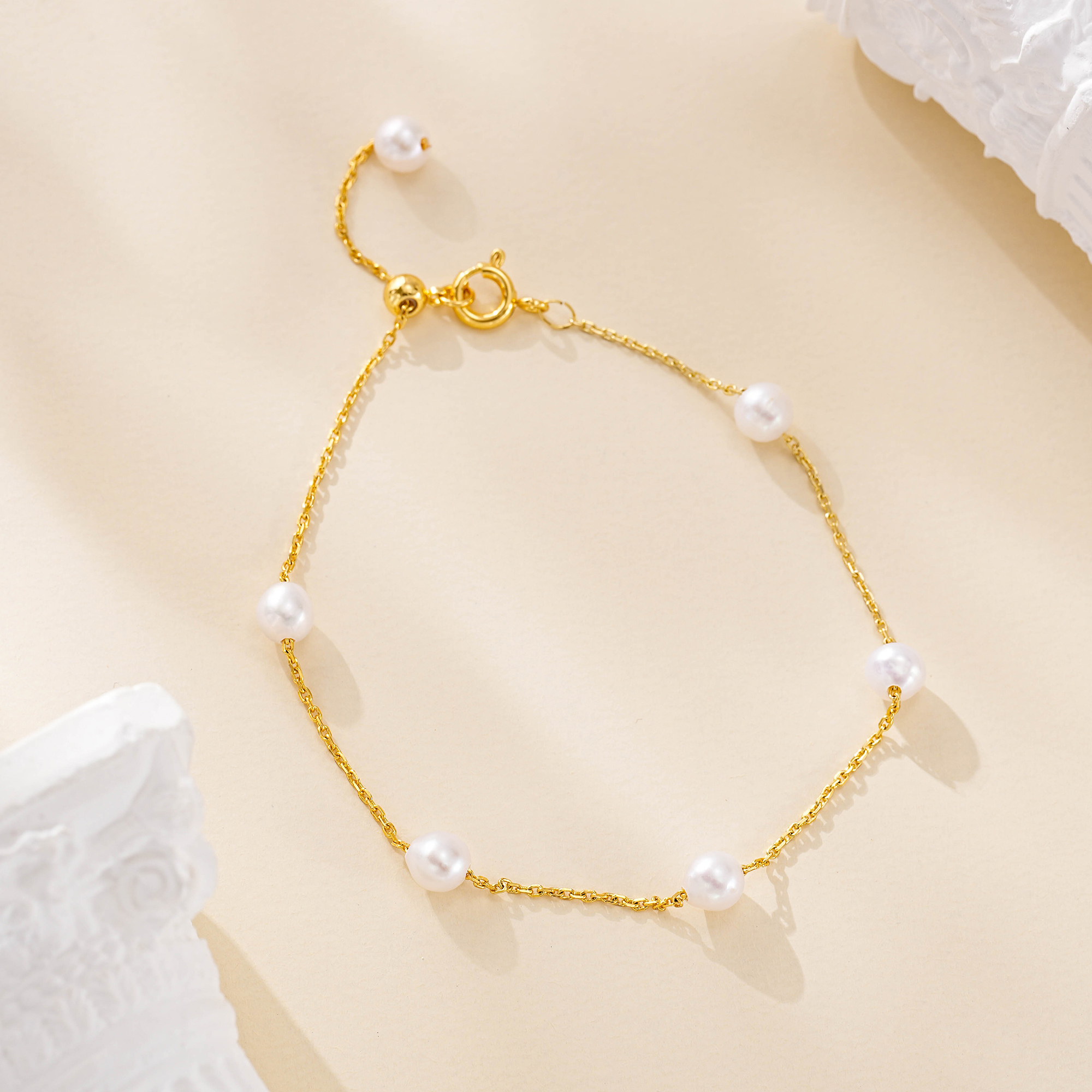 Gold-tone bracelet with spaced freshwater pearls